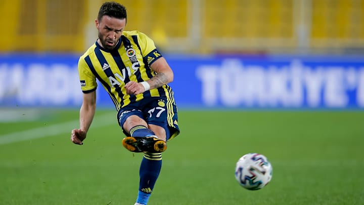 Gökhan Gönül orta yaparken Gökhan Gönül orta yaparken