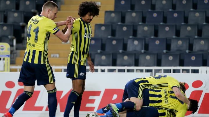 Attila Szalai gol sevincini Luiz Gustavo ile paylaşıyor. Attila Szalai gol sevincini Luiz Gustavo ile paylaşıyor.