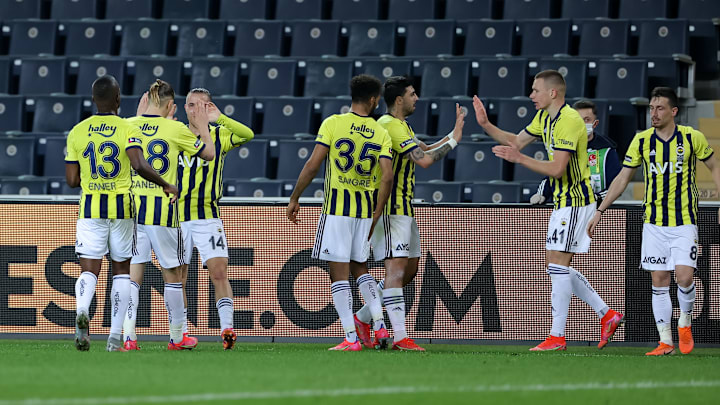 Attila Szalai, gol sevincini takım arkadaşlarıyla paylaşıyor. Attila Szalai, gol sevincini takım arkadaşlarıyla paylaşıyor.
