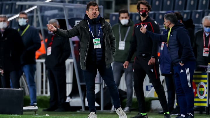 Emre Belözoğlu'ndan uyarılar Emre Belözoğlu'ndan uyarılar