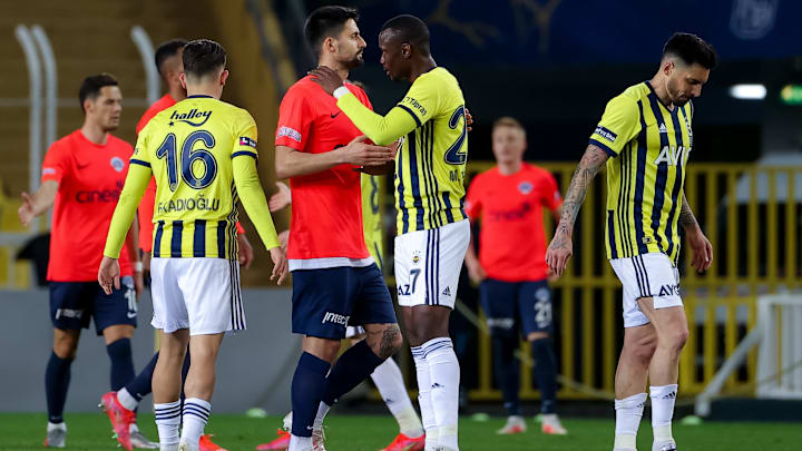Mame Thiam ile Tarkan Serbest konuşuyor. Mame Thiam ile Tarkan Serbest konuşuyor.