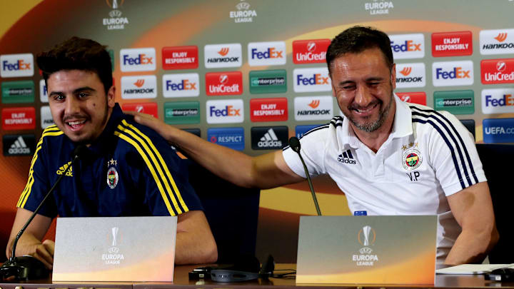 Ozan Tufan ve Vitor Pereira basın toplantısında. Ozan Tufan ve Vitor Pereira basın toplantısında.