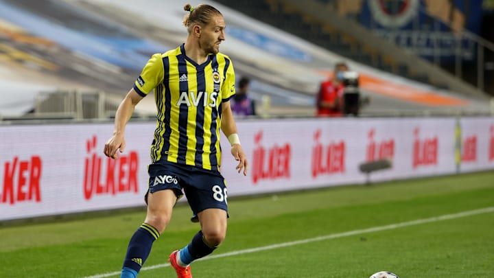 Caner Erkin topu bekliyor. Caner Erkin topu bekliyor.