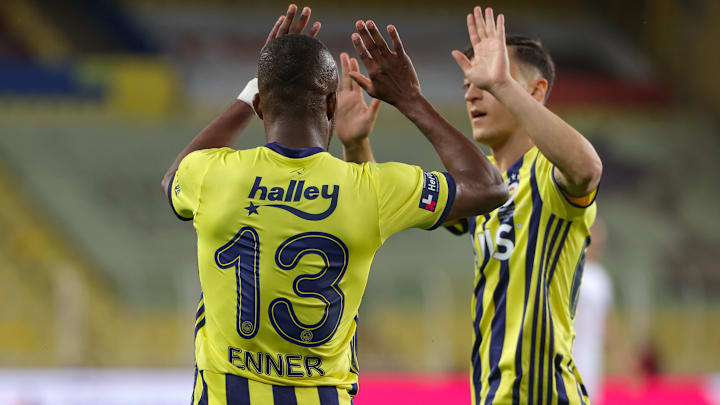 Mesut Özil'in Enner Valencia'yla gol sevinci Mesut Özil'in Enner Valencia'yla gol sevinci