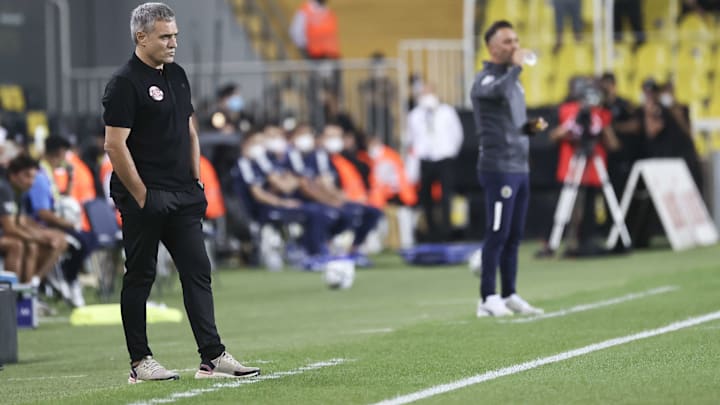Ersun Yanal mücadeleyi kenardan takip ediyor. Ersun Yanal mücadeleyi kenardan takip ediyor.