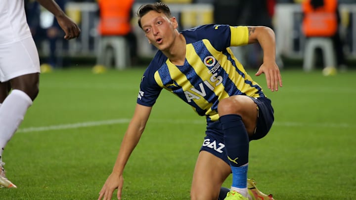 Mesut Özil doğruluyor. Mesut Özil doğruluyor.