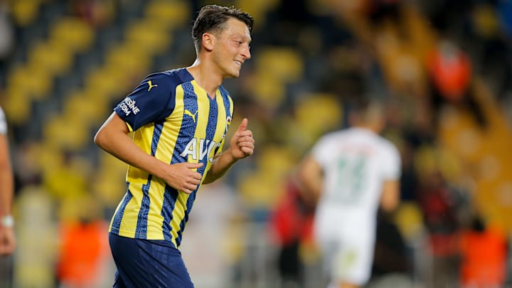 Mesut Özil geriye dönüyor. Mesut Özil geriye dönüyor.