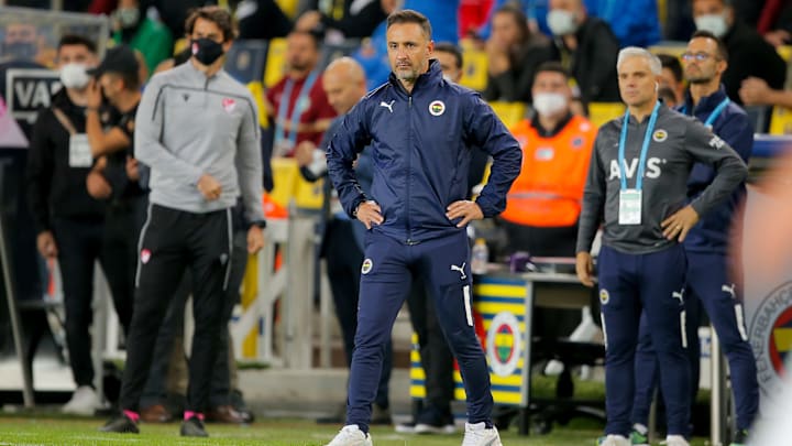 Vitor Pereira mücadeleyi takip ediyor. Vitor Pereira mücadeleyi takip ediyor.