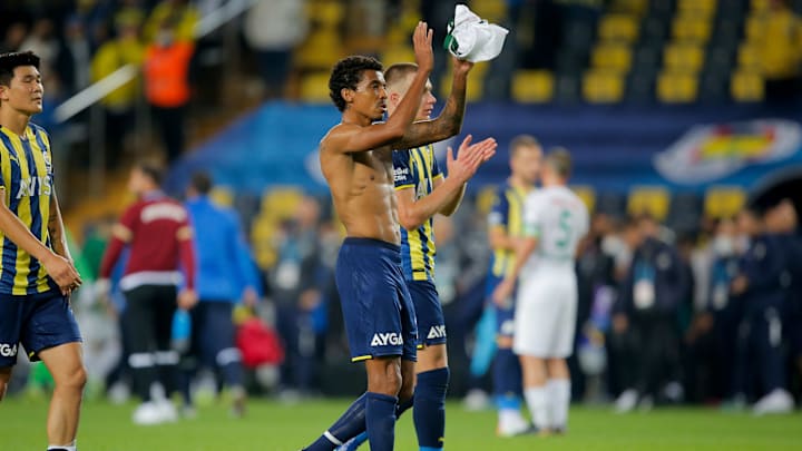 Luiz Gustavo tribünlere gidiyor. Luiz Gustavo tribünlere gidiyor.
