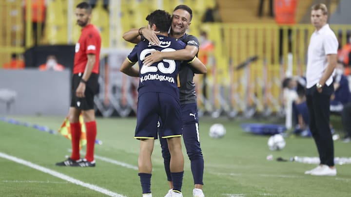 Vitor Pereira, Muhammed Gümüşkaya'ya sarılıyor. Vitor Pereira, Muhammed Gümüşkaya'ya sarılıyor.