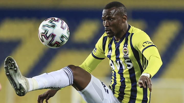 Mame Thiam'dan top kontrolü Mame Thiam'dan top kontrolü