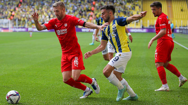 Diego Rossi, Pedro Henrique'ye baskı yapıyor. Diego Rossi, Pedro Henrique'ye baskı yapıyor.