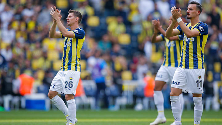 Miha Zajc ve Mergim Berisha tribünleri alkışlıyor. Miha Zajc ve Mergim Berisha tribünleri alkışlıyor.
