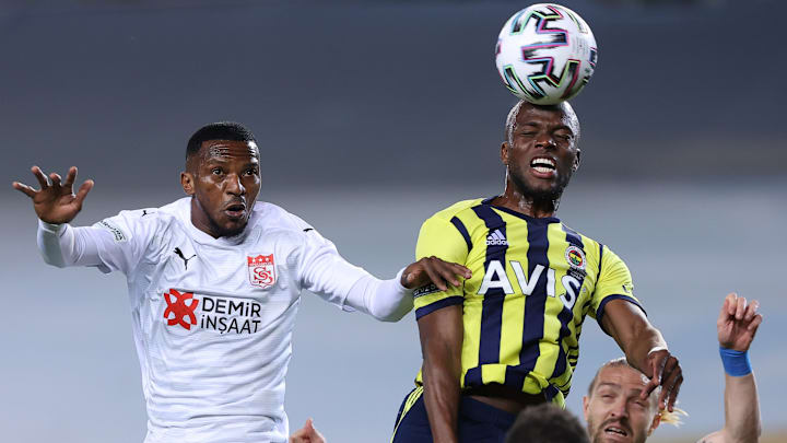 Enner Valencia ile Olarenwaju Kayode hava topu mücadelesinde Enner Valencia ile Olarenwaju Kayode hava topu mücadelesinde