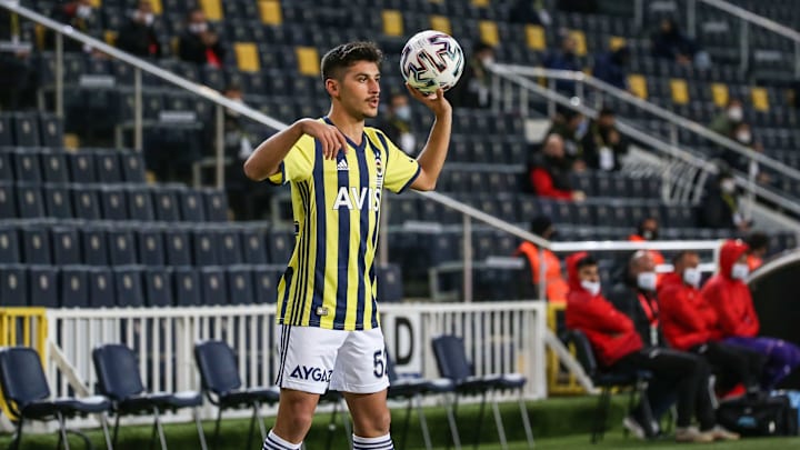 Uğur Kaan Yıldız taç atışı kullanıyor. Uğur Kaan Yıldız taç atışı kullanıyor.