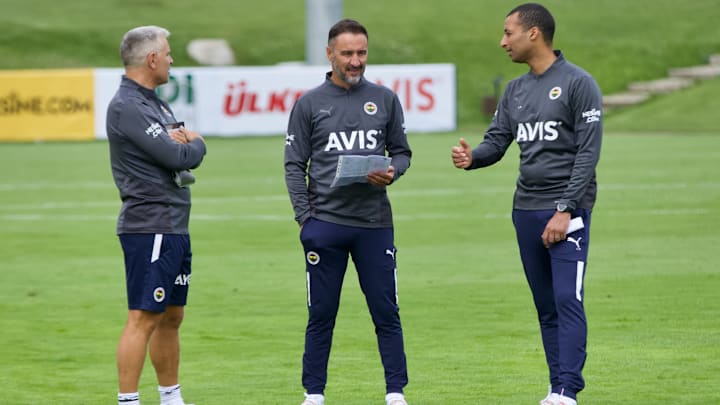 Vitor Pereira, yardımcılarıyla bir arada Vitor Pereira, yardımcılarıyla bir arada