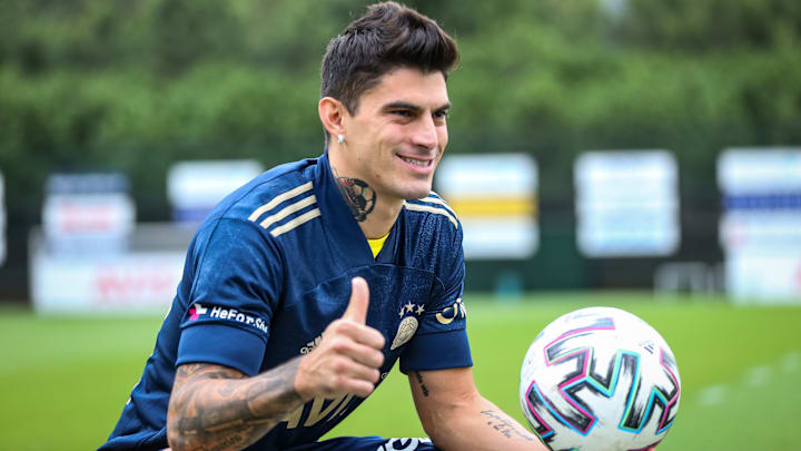 Diego Perotti topla poz veriyor. Diego Perotti topla poz veriyor.