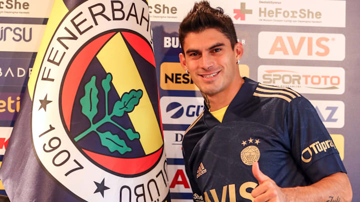 Diego Perotti, Fenerbahçe bayrağının önünde poz veriyor. Diego Perotti, Fenerbahçe bayrağının önünde poz veriyor.