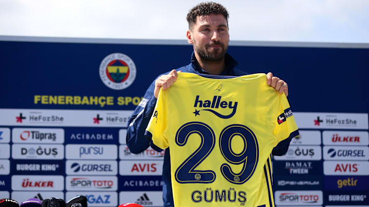 Sinan Gümüş formayla poz veriyor. Sinan Gümüş formayla poz veriyor.
