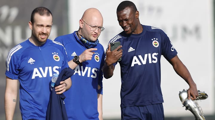 Mame Thiam antrenörlerle sohbet ediyor. Mame Thiam antrenörlerle sohbet ediyor.