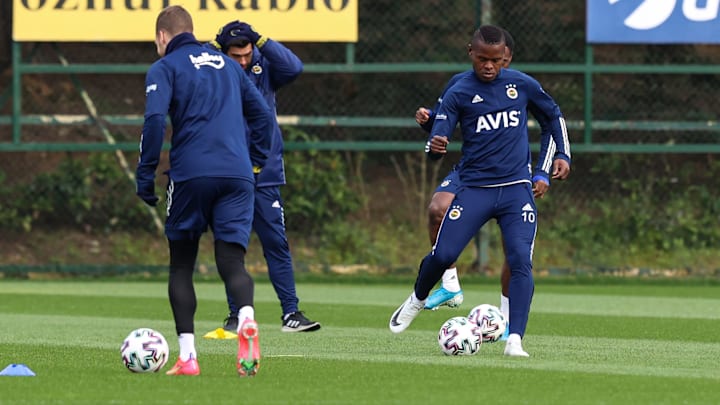 Mbwana Samatta topla çalışıyor. Mbwana Samatta topla çalışıyor.