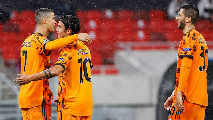 Ronaldo celebrando un gol junto a Dybala