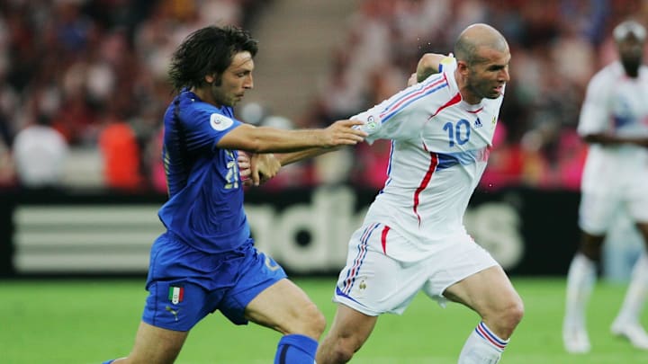 Andrea Pirlo (kiri) & Zinedine Zidane (kanan)