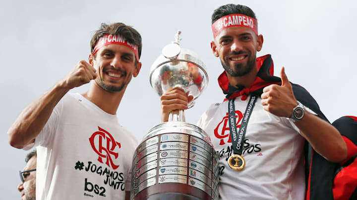 O Flamengo segue sem uma dupla de zaga. 