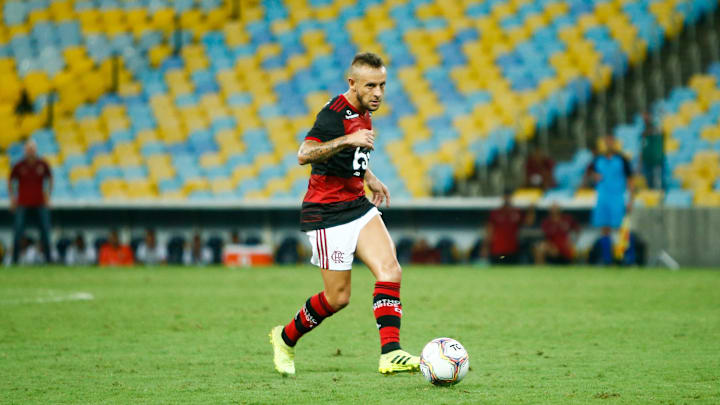 Rafinha tem negócio bem encaminhado com o Olympiakos, da Grécia, e deve deixar o Flamengo.