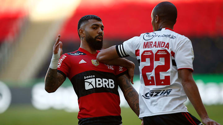 Partida entre Flamengo e São Paulo teve confusão no Maracanã Partida entre Flamengo e São Paulo teve confusão no Maracanã