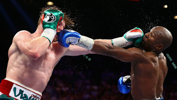 Floyd Mayweather Jr.  venció a "Canelo" Álvarez para mejorar su récord a 42-0 en su carrera