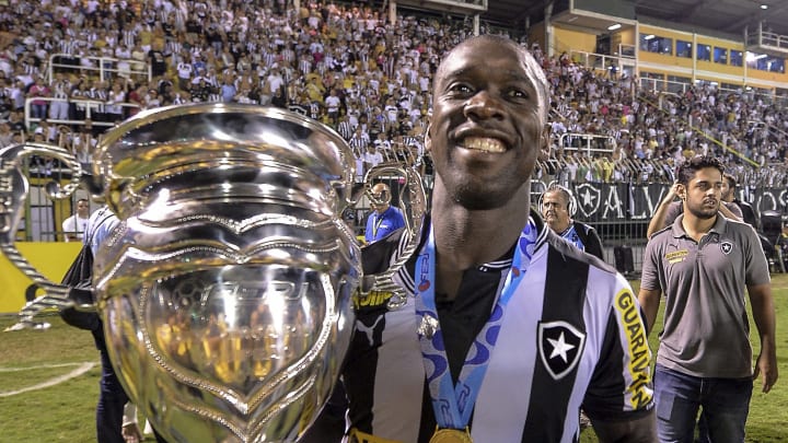 Seedorf completa sete anos de aposentadoria como jogador e lembra de último  jogo no Botafogo; veja