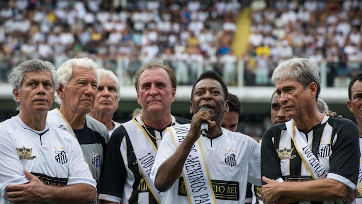 Pelé y sus compañeros recordando las hazañas del Santos.
