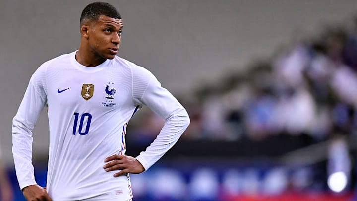 Kylian Mbappé a peu apprécié les propos de Giroud Kylian Mbappé a peu apprécié les propos de Giroud