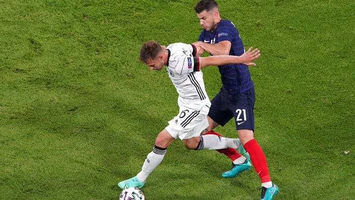Joshua Kimmich (l.) gegen Bayern-Kollege Lucas Hernandez. Joshua Kimmich (l.) gegen Bayern-Kollege Lucas Hernandez.