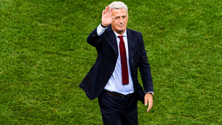 Vladimir Petkovic tribünleri selamlıyor. Vladimir Petkovic tribünleri selamlıyor.