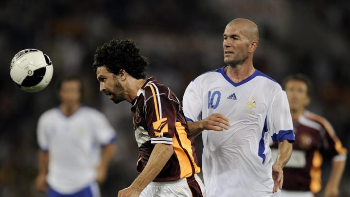 France's  forwad Zinedine Zidane (R) vie