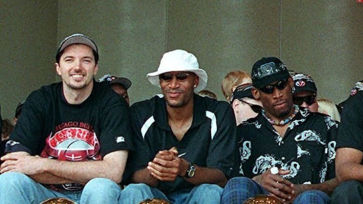 Toni Kukoc, Ron Harper y Dennis Rodman en la celebración por la victoria del sexto campeonato de los Bulls en Chicago, 1998