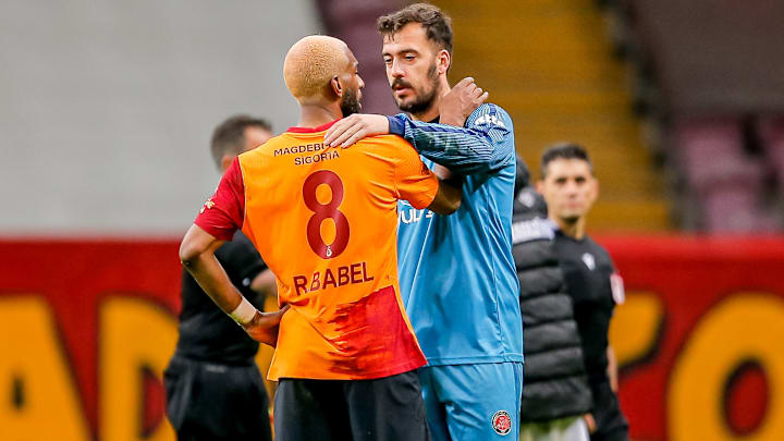Emiliano Viviano ile Ryan Babel sohbet ediyor. Emiliano Viviano ile Ryan Babel sohbet ediyor.