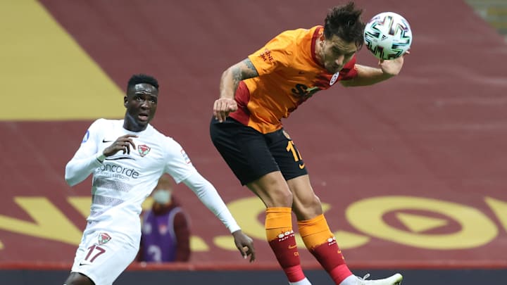 Davide Akintola'ya gelmiyor top. Davide Akintola'ya gelmiyor top.