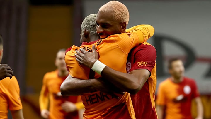 Ryan Babel, Henry Onyekuru'ya sarılıyor. Ryan Babel, Henry Onyekuru'ya sarılıyor.