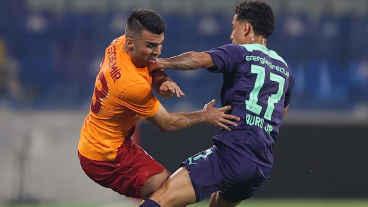Emre Taşdemir, Mauro Junior'dan sıyrılmaya çalışıyor. Emre Taşdemir, Mauro Junior'dan sıyrılmaya çalışıyor.