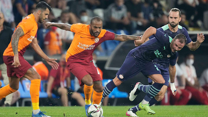 Marcao, Mario Götze'den sıyrılıyor. Marcao, Mario Götze'den sıyrılıyor.