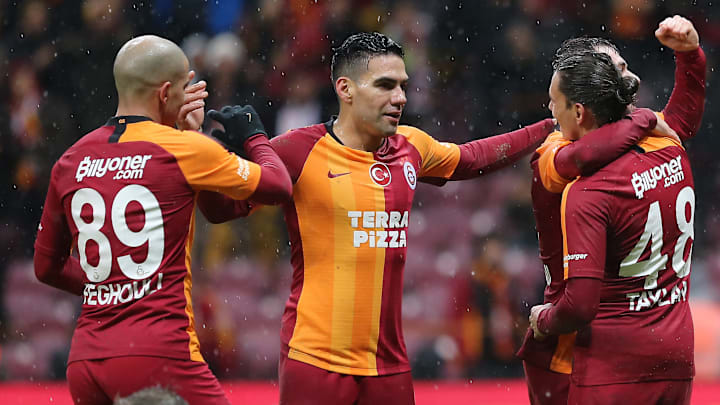 Radamel Falcao ile Sofiane Feghouli gole seviniyor. Radamel Falcao ile Sofiane Feghouli gole seviniyor.