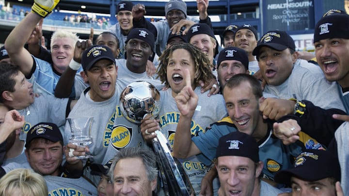 Cobi Jones alzó el cetro de campeón en el 2002.