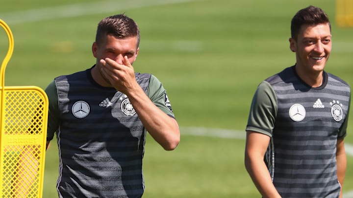 Lukas Podolski dan Mesut Ozil