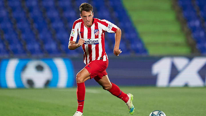 Arias y Trippier pelean cada partido por un puesto en el once