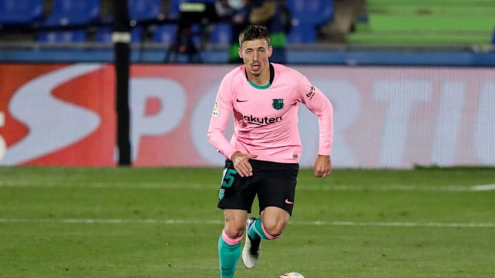 Clément Lenglet conduce un balón