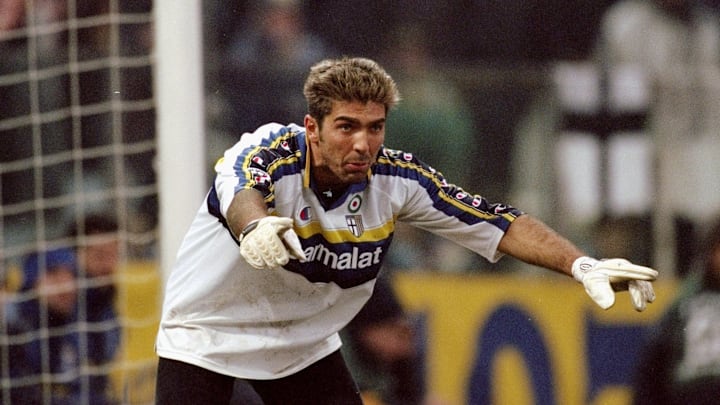 Gianluigi Buffon organise le jeu des Parmesans en 1999