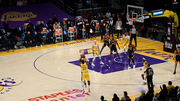 Lakers superaron a Warriors en el play-in